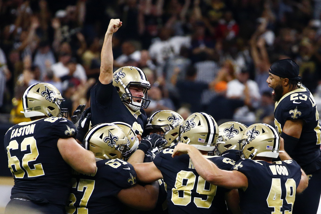 Jugadores de los Santos celebran con Wil Lutz, quien metió un gol de campo de 58 yardas con el reloj en cero, para darle una dramática victoria a Nueva Orleáns 30-28 sobre los Texanos de Houston. (AP)