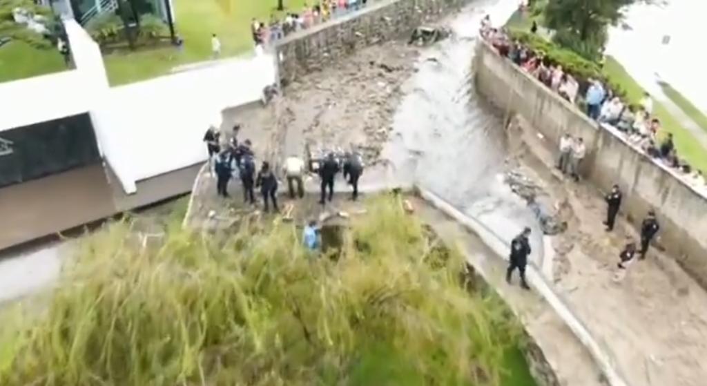 De acuerdo con la Unidad de Protección Civil y Bomberos de Jalisco, “la búsqueda tras el accidente por la crecida en el arroyo de La culebra, en Tlajomulco, se extiende hasta la presa de El Guayabo”. (ESPECIAL)