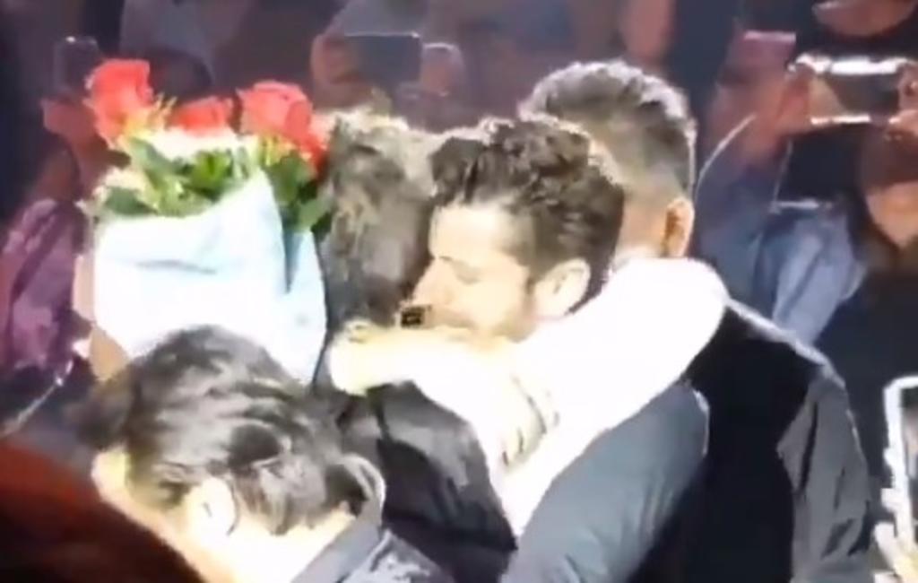 Alejandro Fernández mientras ofrecía su show, un fanático rebasó a los elementos de seguridad para entregarle al cantante un ramo de rosas. (ESPECIAL)