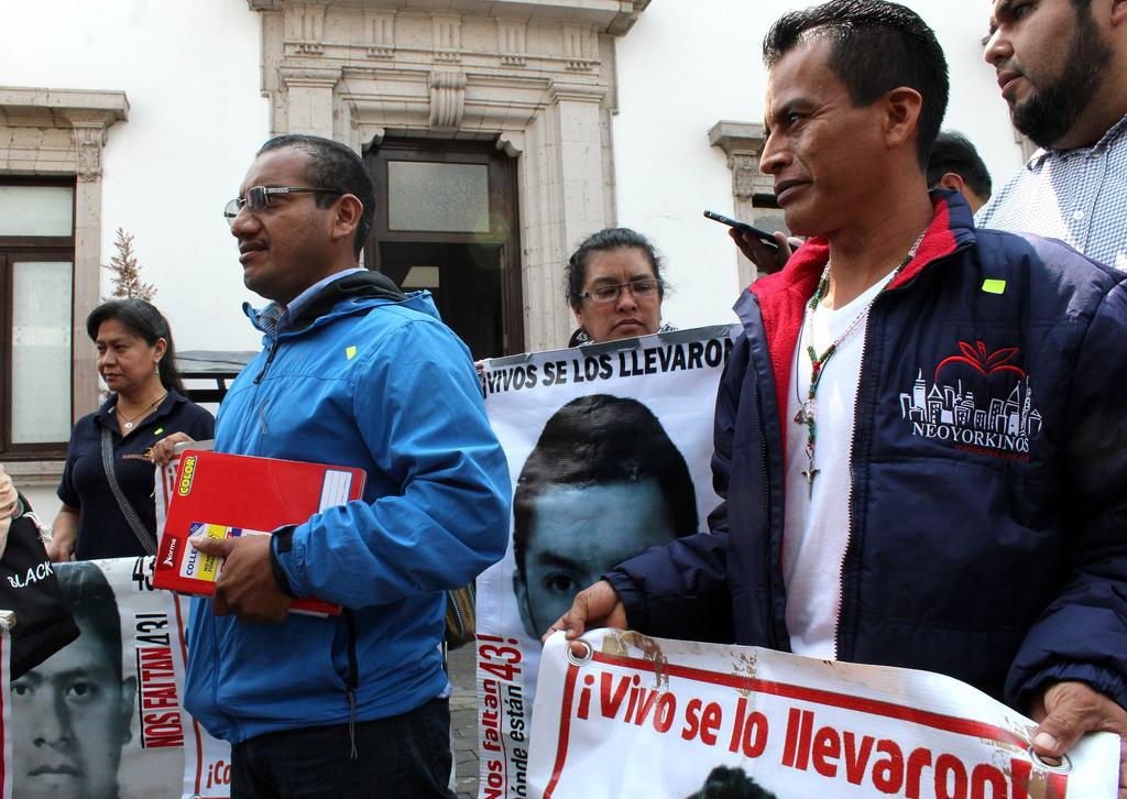 Los familiares de los estudiantes desaparecidos anunciaron la audiencia que tendrán con López Obrador. (AGENCIAS)