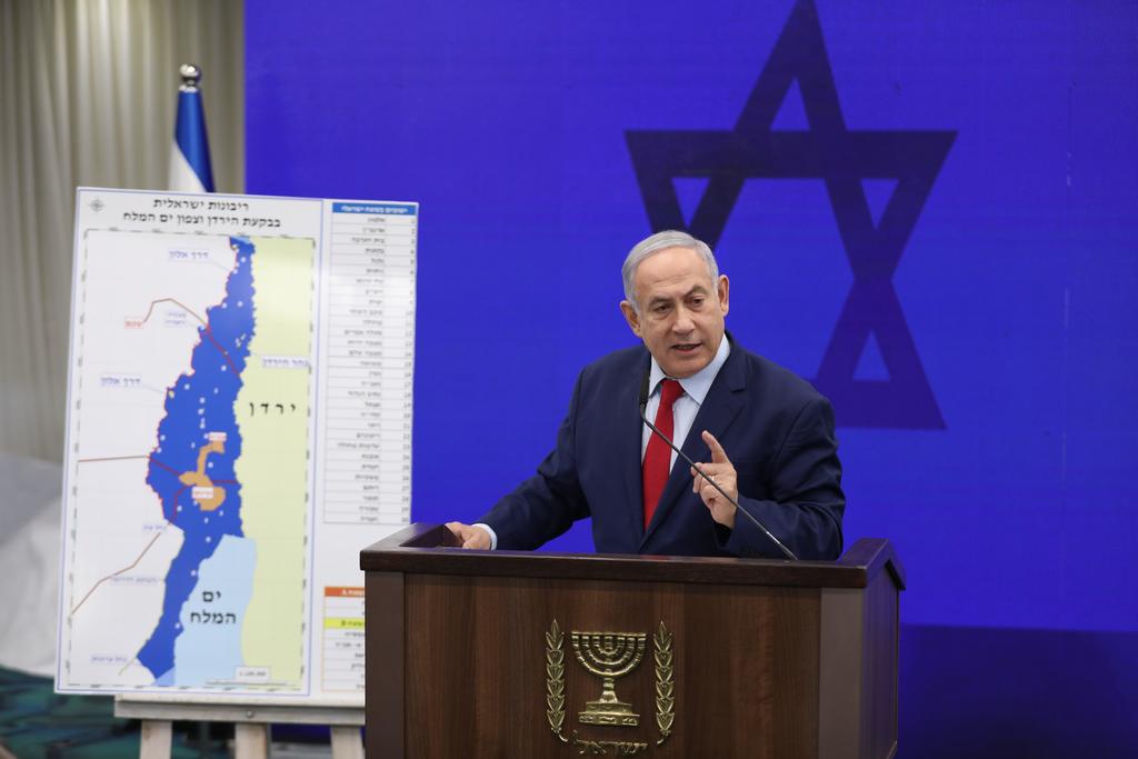 En el acto presentó un mapa del Valle de Jordán en el que se coloreó de azul las zonas sobre las cuales se ejercería la soberanía. (EFE)