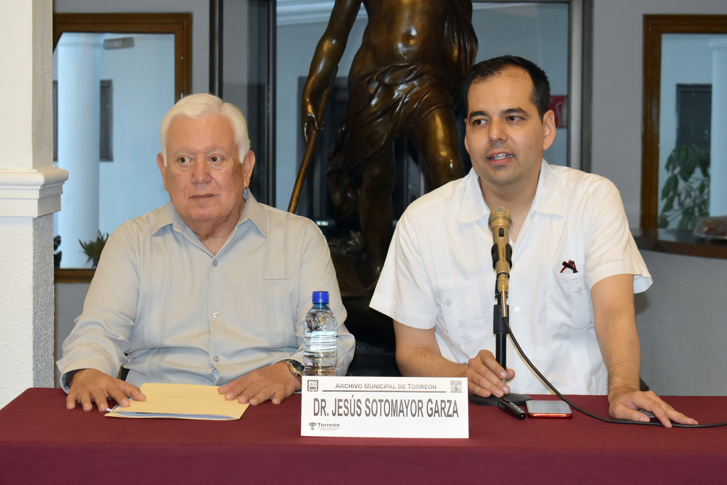 El cronista Jesús Sotomayor y el titular del Archivo Municipal, Carlos Castañón, ofrecieron la plática sobre la historia de Torreón. (JOEL MENDOZA)