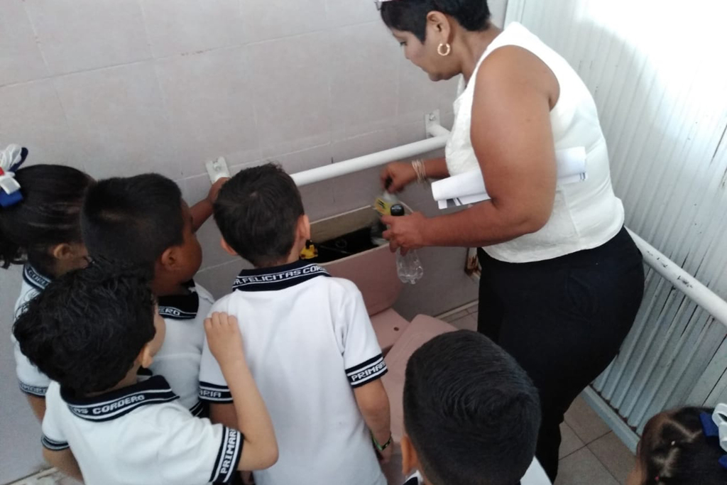 Iniciaron las pláticas sobre cuidado del agua en las escuelas de nivel básico, las cuales están a cargo del Sapal. (EL SIGLO DE TORREÒN / MA. ELENA HOLGUÍN)