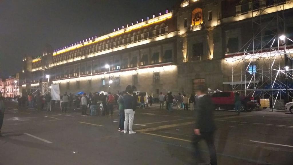 Diversos grupos de manifestantes, entre campesinos, estudiantes y comerciantes, mantienen cerrados todos los accesos de Palacio Nacional en espera de que las autoridades atiendan sus demandas. (TWITTER/@Marisol_Tea)