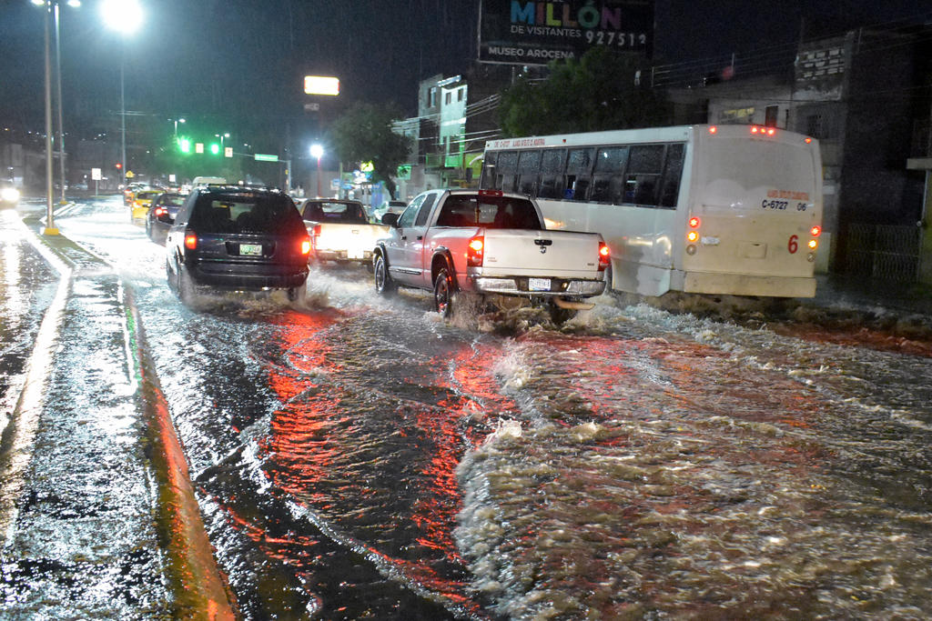Los encharcamientos que generó la precipitación mermaron el tráfico en diferentes cruceros viales de Torreón.