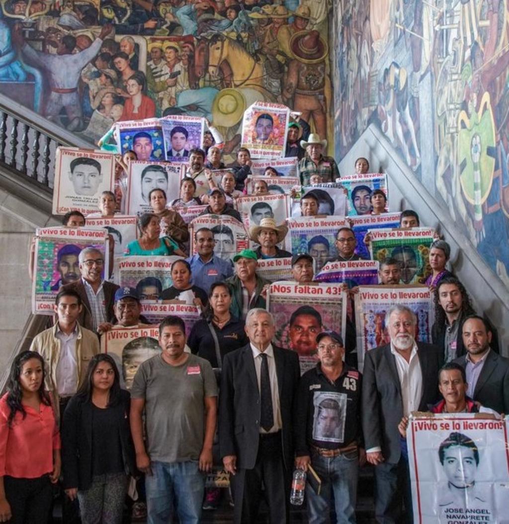 A través de sus redes sociales, el mandatario compartió imágenes con los familiares en las escalinatas de Palacio Nacional. (TWITTER)
