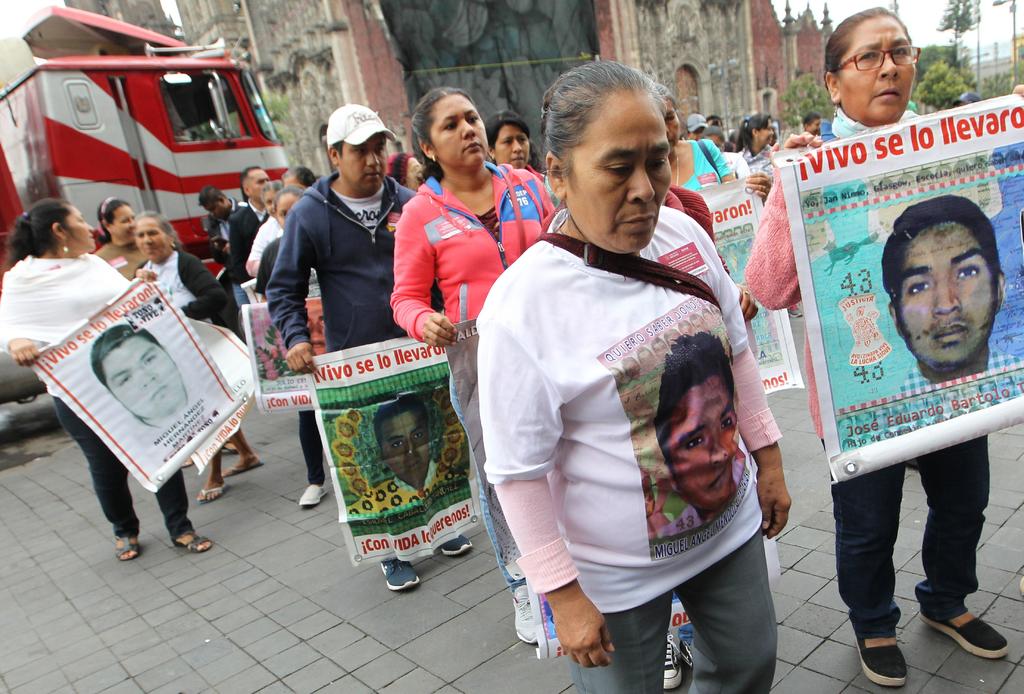 Otras de las exigencias de los padres de familia fue que se integren a la Comisión para el Caso Ayotzinapa a otros dos exintegrantes del GIEI.