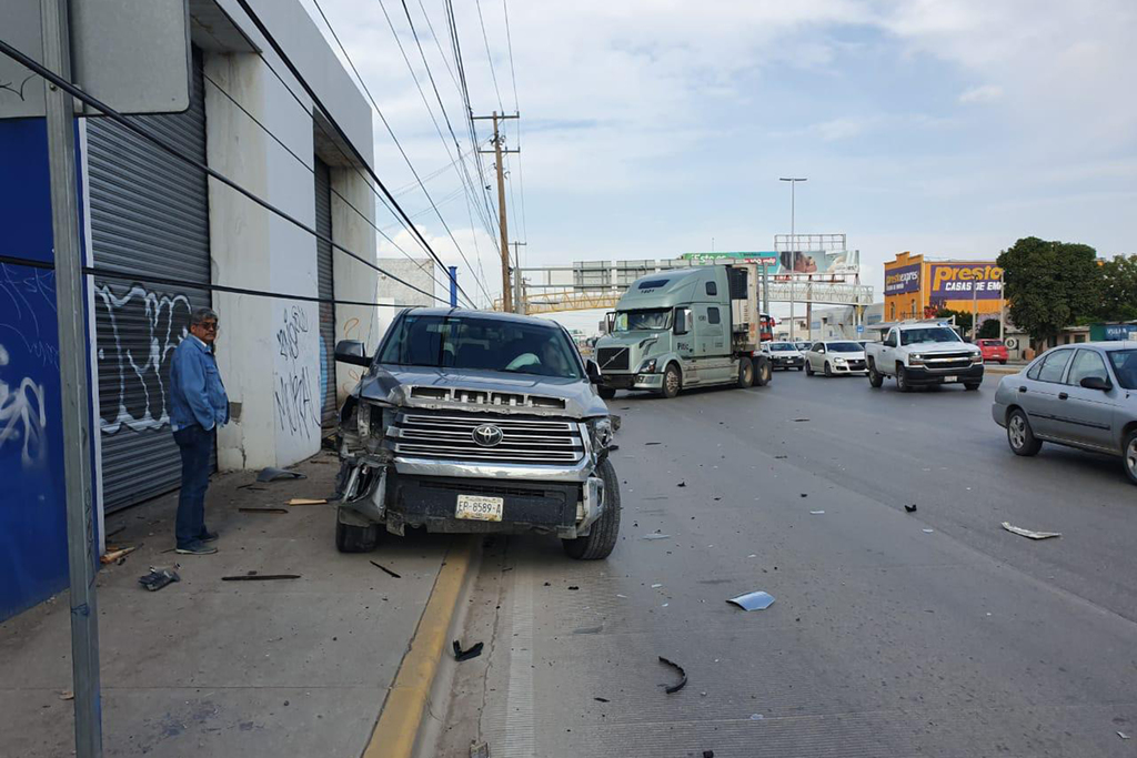 Chocan camioneta y tráiler en Torreón; derribaron un poste de madera y causaron daños por más de 90 mil pesos. (EL SIGLO DE TORREÓN)