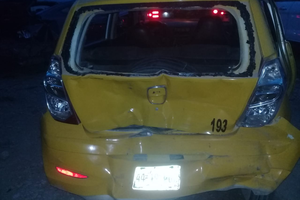 Menores pasajeros de taxi terminan en el hospital tras choque, una camioneta impactó el vehículo en que se transportaban. (EL SIGLO DE TORREÓN)