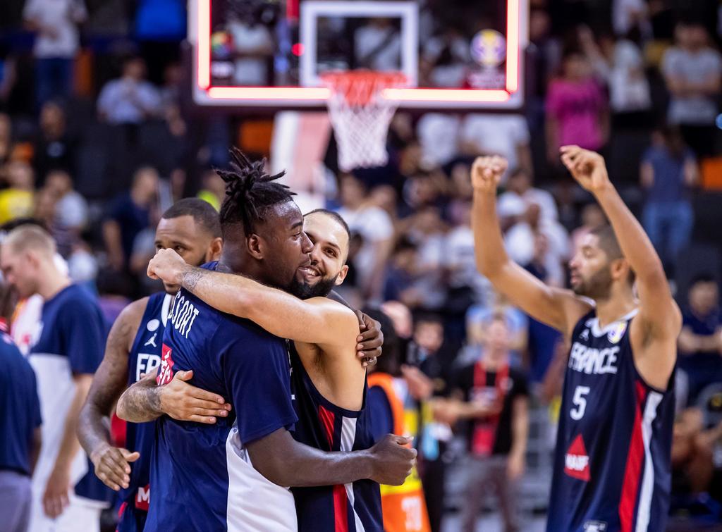 Celebran los jugadores de Francia tras derrotar 89-79 a Estados Unidos, con lo que accedieron a las semifinales de la Copa del Mundo de baloncesto, que se celebra en China; los galos chocarán con Argentina por el boleto a la final. (EFE)