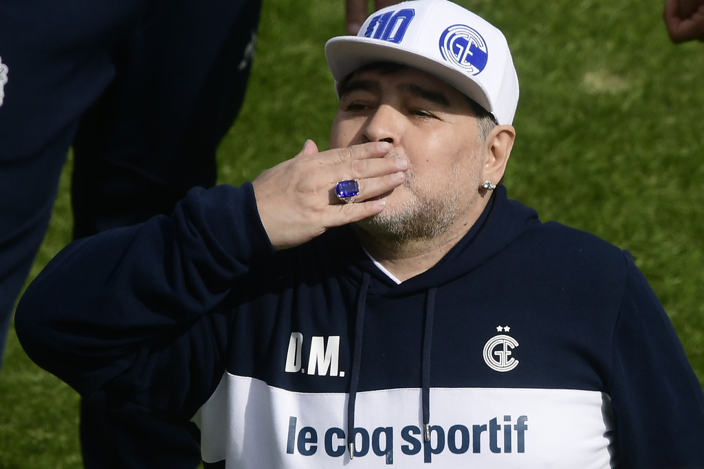 Diego Armando Maradona dirigirá su primer partido este domingo, cuando su equipo, Gimnasia y Esgrima La Plata choque con Racing. (JM) 