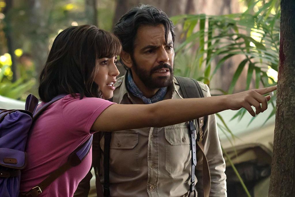 En la pantalla. La joven actriz de raíces peruanas, Isabela Moner, en una de las escenas al lado del mexicano Eugenio Derbez. (ESPECIAL) 