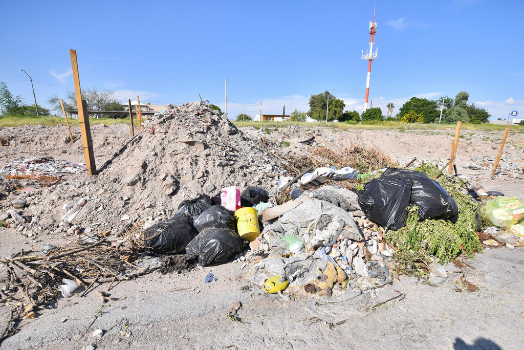 Terrenos deshabitados se vuelven tiraderos de basura y escombro