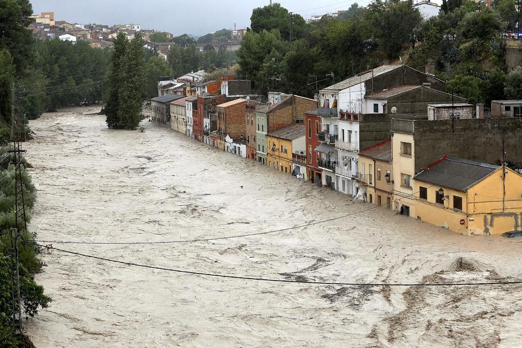 El fuerte temporal de lluvia y viento que afecta al sureste de España dejó este jueves dos muertos, más de 100 personas desalojadas de sus casas y numerosos destrozos. (EFE)