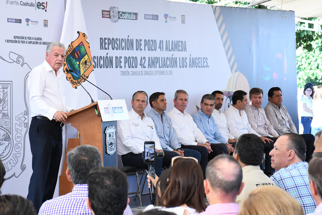 El evento simbólico estuvo presidido por el gobernador de Coahuila, Miguel Ángel Riquelme, y el alcalde de la ciudad, Jorge Zermeño. (FERNANDO COMPEÁN)