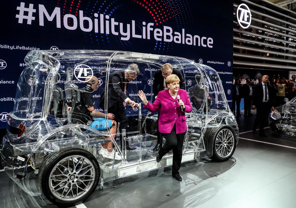 Merkel confrontó a líderes de la industria con una estadística lamentable: a diferencia de otras áreas de la economía, las emisiones de gases de efecto invernadero del sector transporte alemán no han registrado cambios desde 1990. (EFE)