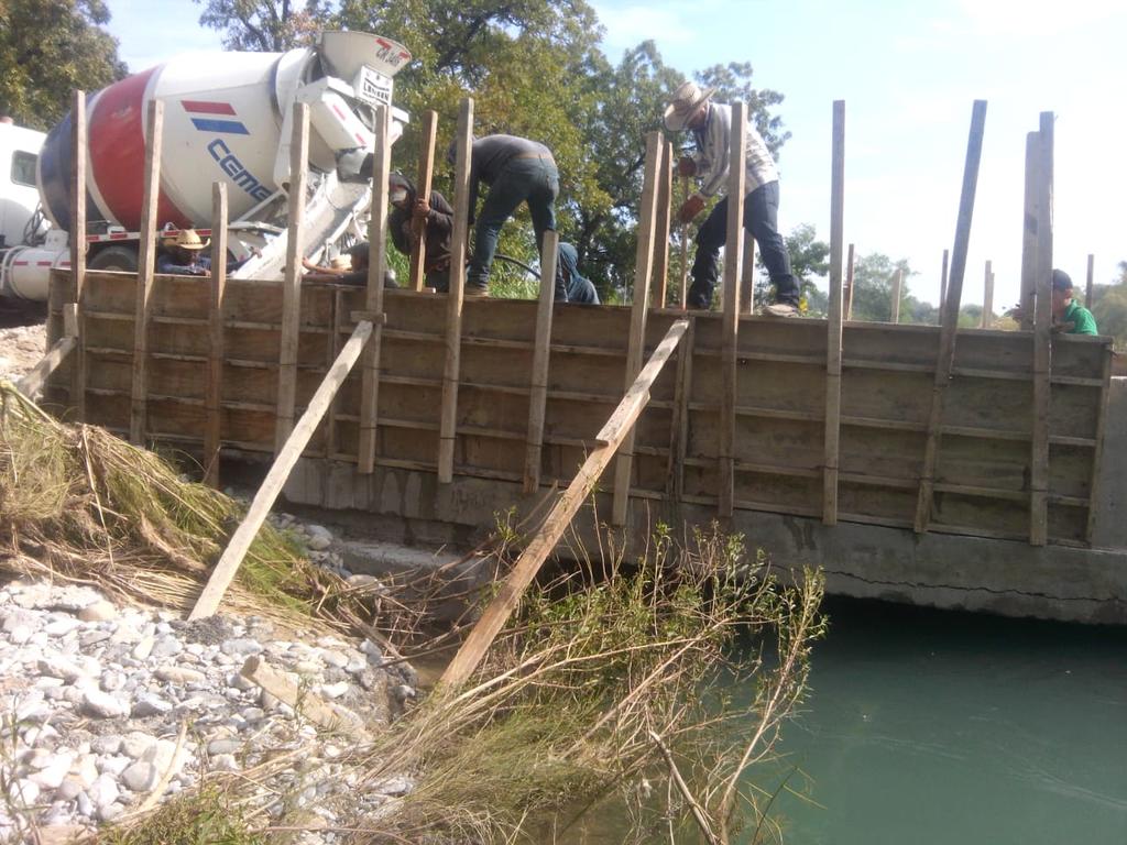 Las autoridades federales hicieron las obras de restauración del puente dañado, y dijo que se está construyendo otro de mayor altura y resistencia. (EL SIGLO COAHUILA)