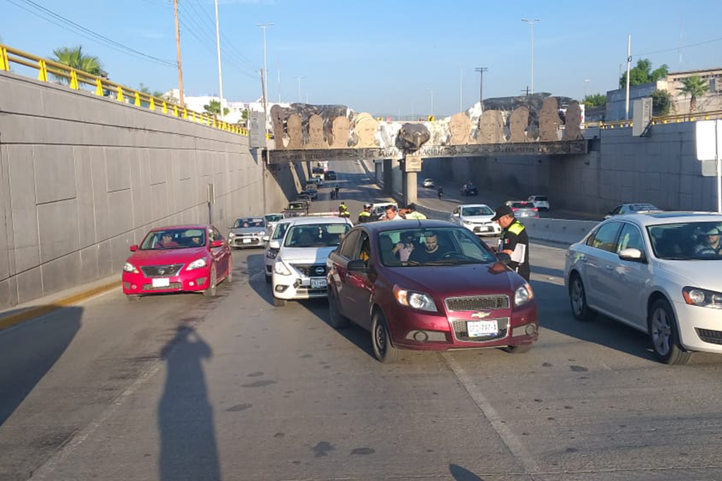 Tres vehículos de modelo reciente participaron en el choque alcance, que dejó como saldo daños materiales por 85 mil pesos. (EL SIGLO DE TORREÓN)