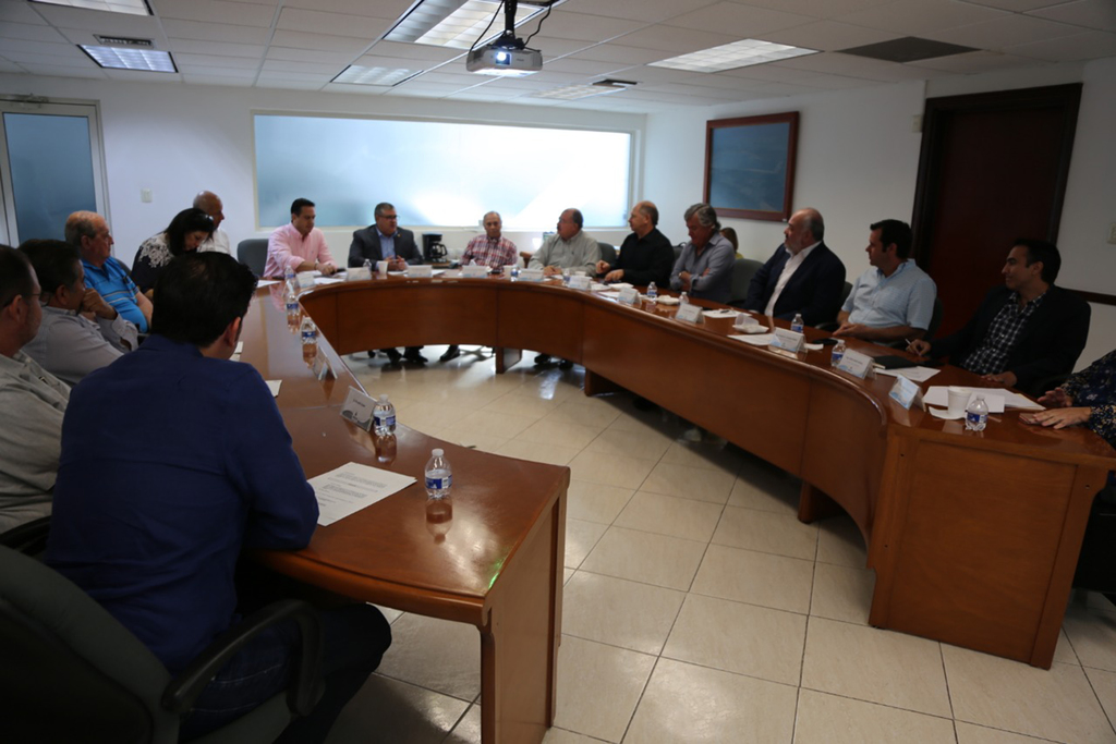 De forma extraordinaria se llevó a cabo una sesión del Consejo del Simas Torreón durante el jueves; se trató exclusivamente la propuesta de alza en las tarifas del servicio de agua potable. (ROBERTO ITURRIAGA)