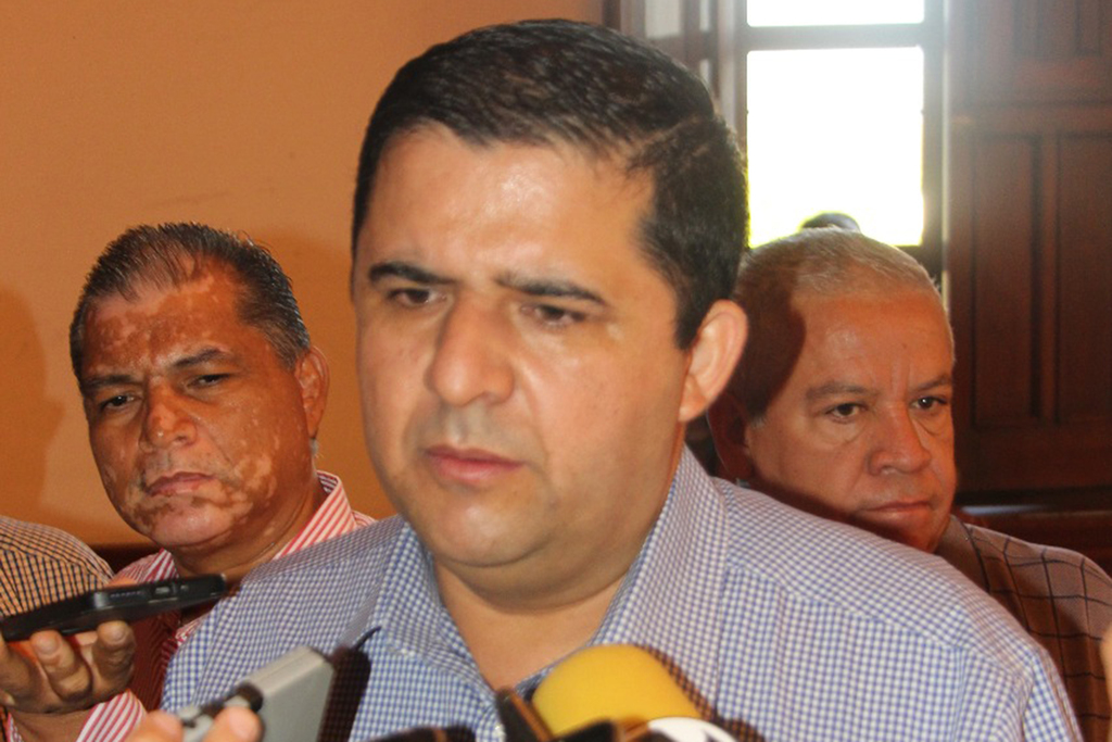 Párroco y representante de Lerdo Histórico apoyan al alcalde Homero Martínez para no extender venta de alcohol. (EL SIGLO DE TORREÓN/EDITH GONZÁLEZ)