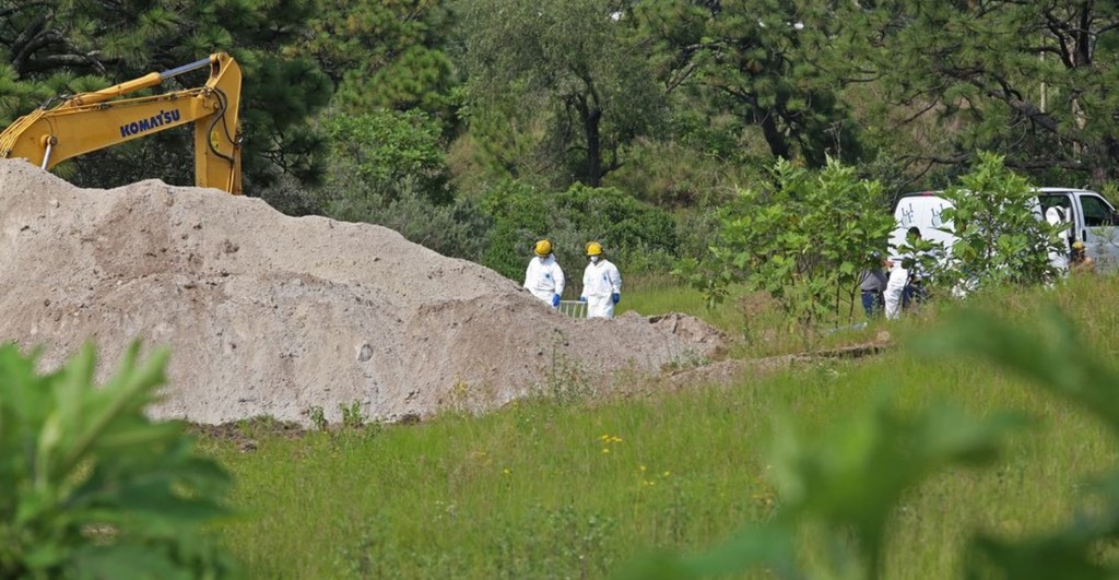 Tan solo en los últimos tres días de trabajos, los peritos sacaron de la fosa un total de 44 bolsas con restos humanas. (ARCHIVO)