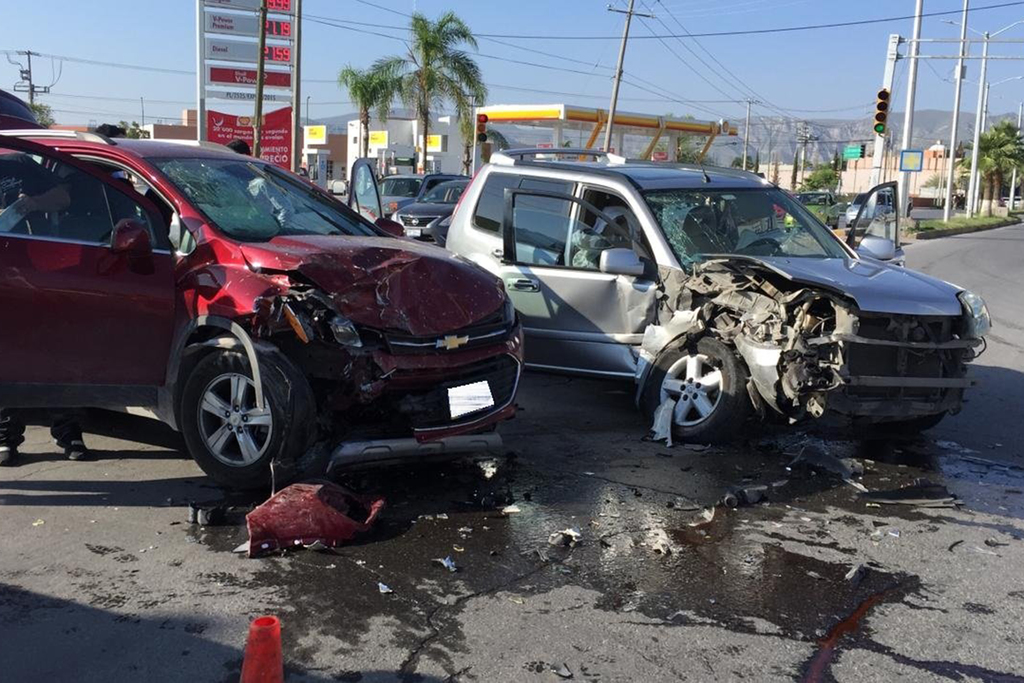 Se impactan camionetas sobre el Pedro Rodríguez Triana de Torreón, reportaron dos lesionadas y cuantiosos daños materiales. (EL SIGLO DE TORREÓN)