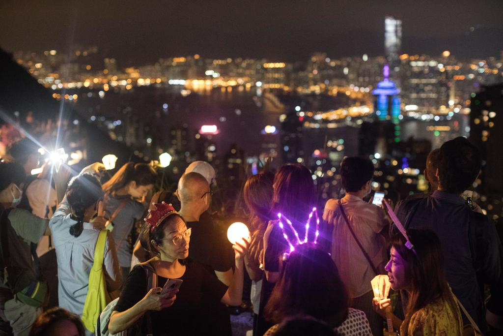 Hong Kong celebra este viernes el Festival de Medio Otoño con expresiones de descontento que llevan a esa ancestral festival la inconformidad que vive la ciudad desde el pasado junio. (EFE)