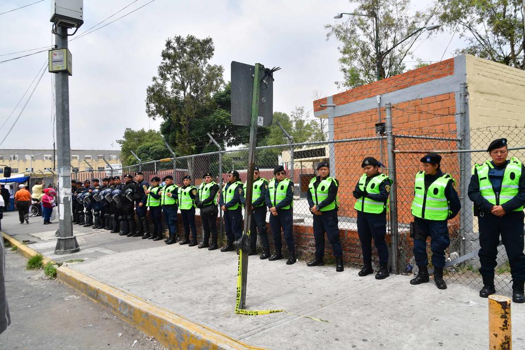 Durante la noche del jueves, un grupo de alrededor de 40 internos del Reclusorio Oriente fueron trasladados a otros penales de la Ciudad de México tras la riña que se registró, informó la secretaria de Gobierno de la Ciudad de México, Rosa Icela Rodríguez. (EL UNIVERSAL)