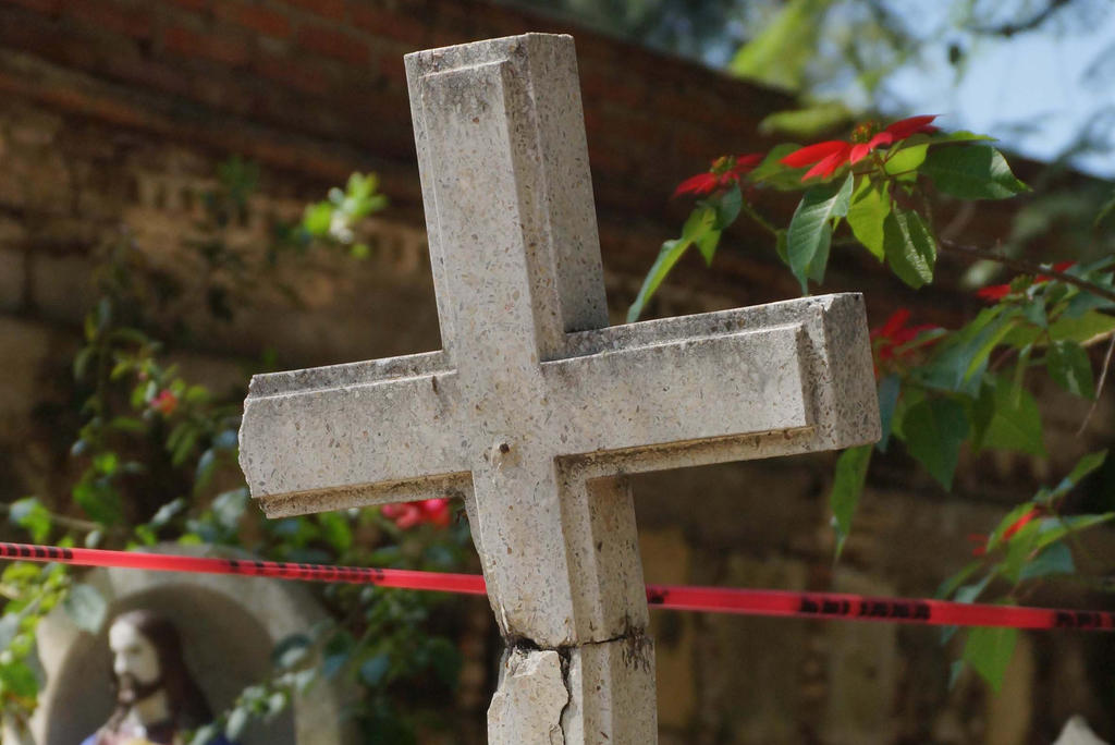 La Fiscalía General del Estado de Oaxaca (FGO) inhumó en el panteón 'Domingo de Ramos' los cadáveres de 13 personas no identificadas y que tampoco han sido reclamadas por sus familiares. (ARCHIVO)