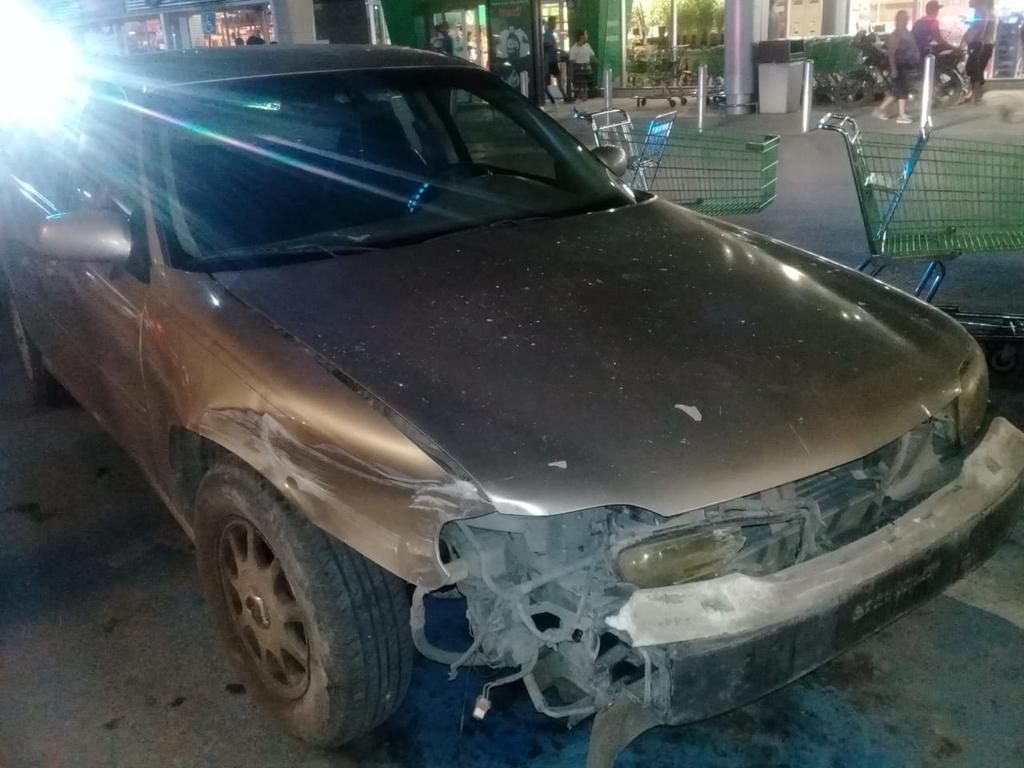 El accidente sucedió alrededor de las 8:25 de la noche del jueves, sobre la carretera Torreón-San Pedro, al interior del estacionamiento de la Plaza Aurora. (EL SIGLO DE TORREÓN)
