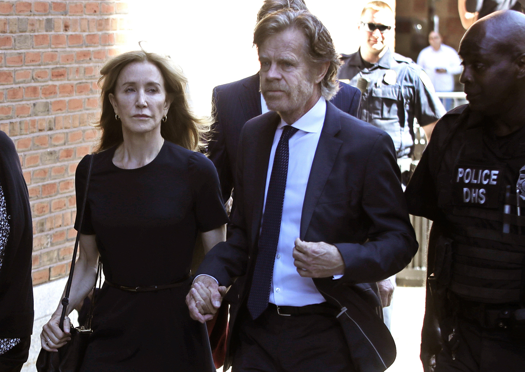 Caso. La actriz Felicity Huffman llega a una corte federal con su esposo, el actor William H. Macy, para escuchar su sentencia. (AP)