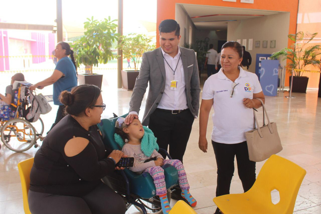 Funcionarios visitaron el CRIT para conocer el proceso que llevan los niños sampetrinos que acuden a rehabilitación.
