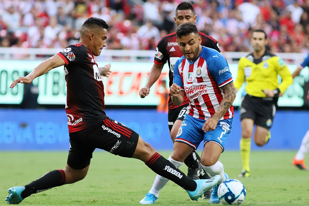 Alexis Vega (d) marcó el único gol del encuentro para que el Rebaño Sagrado se impusiera ante los Rojinegros. (Jam Media)