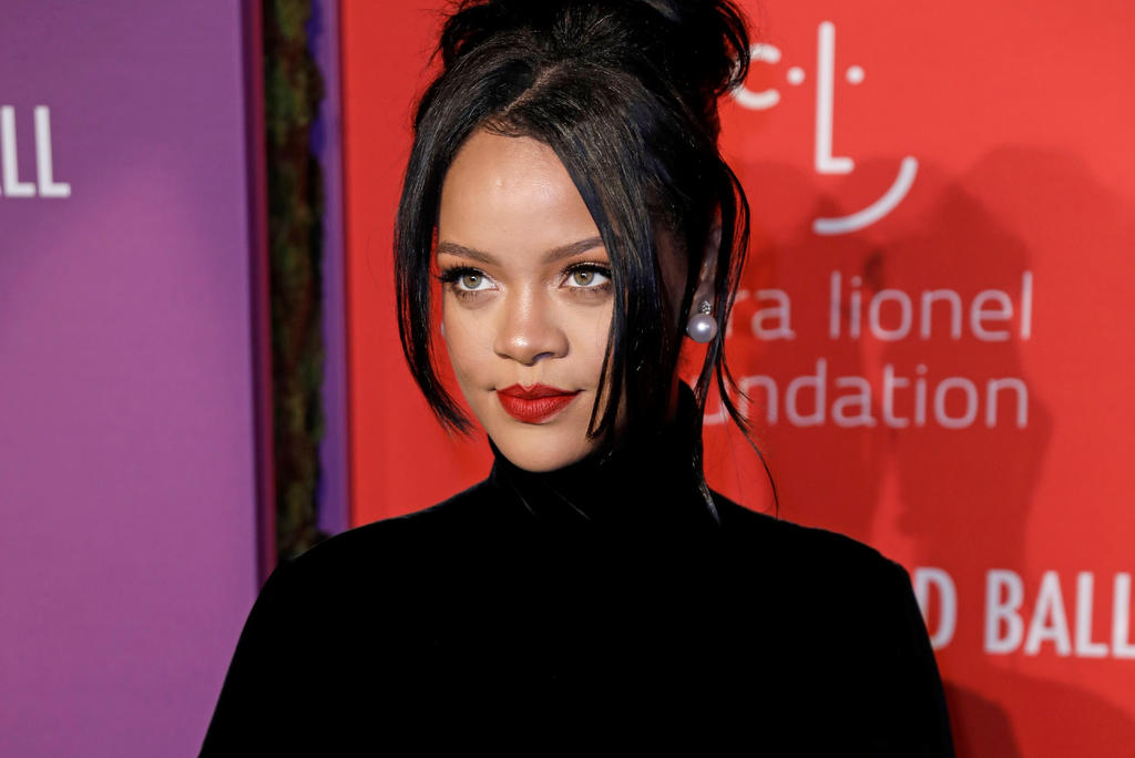Versátil. Rihanna inició con su marca Fenty con su línea de makeup, después colaboró con Puma y Mac cosmetics.