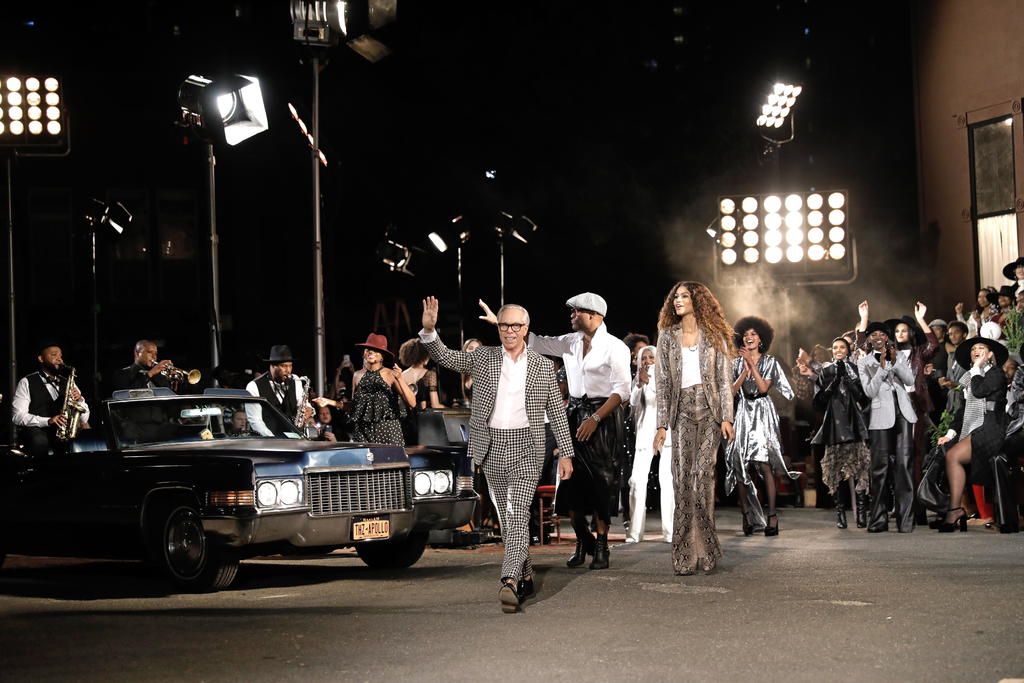 Evento. El diseñador de moda Tommy Hilfiger con la actriz y cantante Zendaya durante la Semana de la Moda de Nueva York.