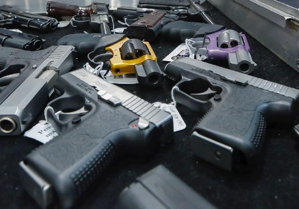  La fiscalía de la Ciudad de México inició una investigación contra policías de la ciudad por su presunta participación en la compra-venta ilegal de armas, indicó el domingo este departamento en una nota informativa. (ARCHIVO)