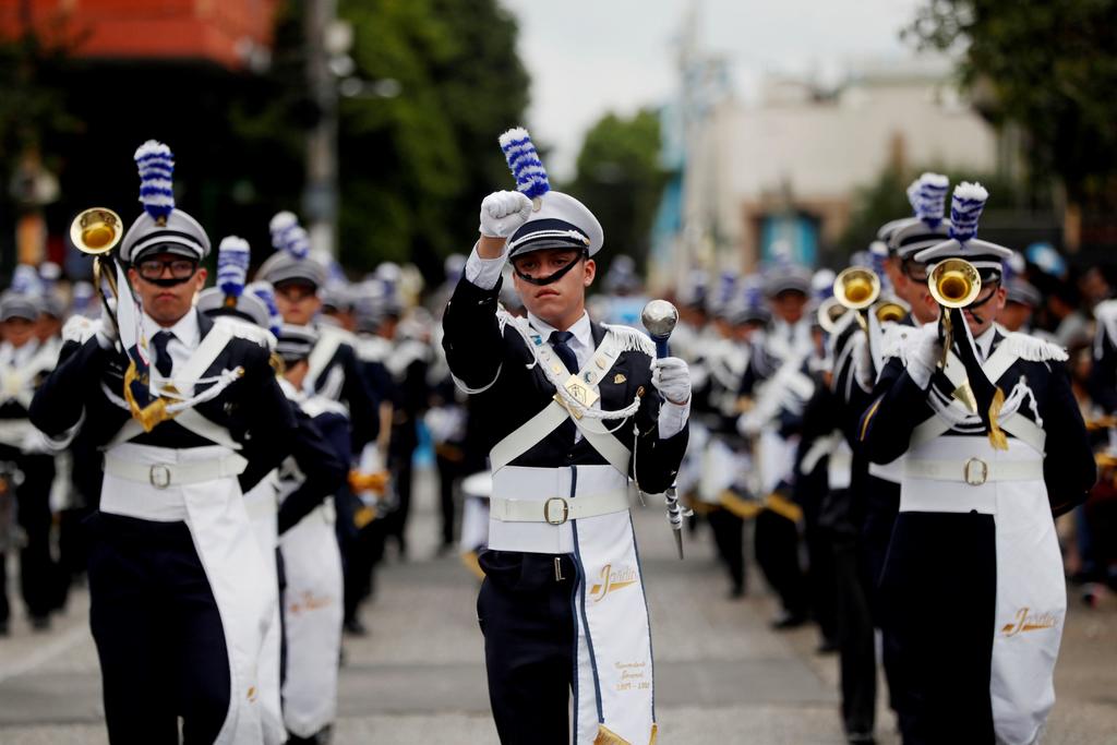 Guatemala continuó este domingo la conmemoración de sus 198 años de independencia de la corona española con un nutrido desfile de colegios y centros educativos militares al ritmo de percusiones, trompetas y el baile de los jóvenes que lo llevaron a cabo en las distintas plazas del país. (EFE)