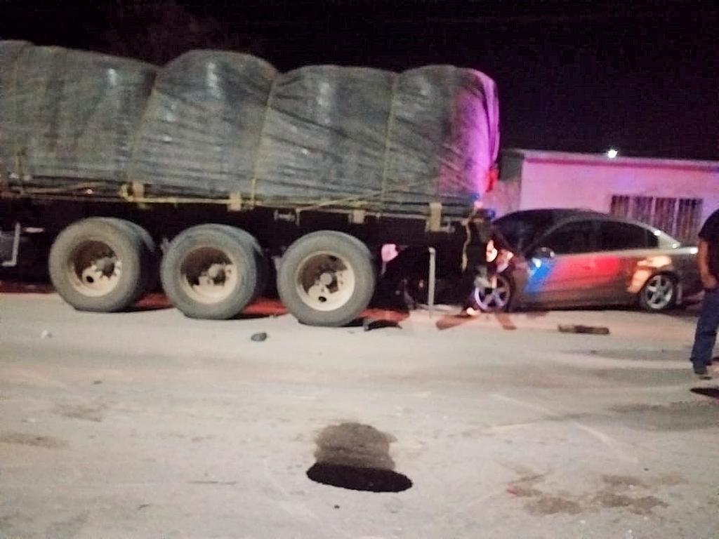 Abandonó su vehículo luego de impactar una motocicleta y chocar contra un tráiler estacionado en la comunidad de Bermejillo, del municipio de Mapimí. (EL SIGLO DE TORREÓN)