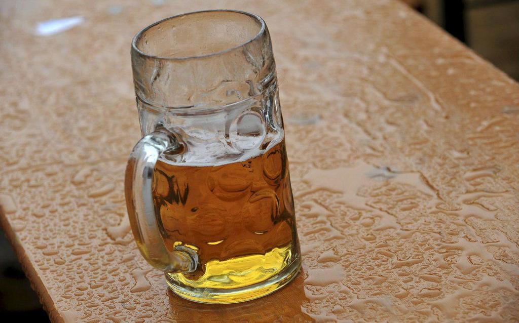 Como nunca antes en su historia, el consumo de cerveza en México cayó en el bimestre junio-julio pasado, caída que mantuvo los últimos 12 meses tanto en valor como en volumen, mientras que el mezcal se ha convertido en la bebida preferida de los mexicanos, seguido del vermouth, coolers, ginebra y tequila. (ARCHIVO)