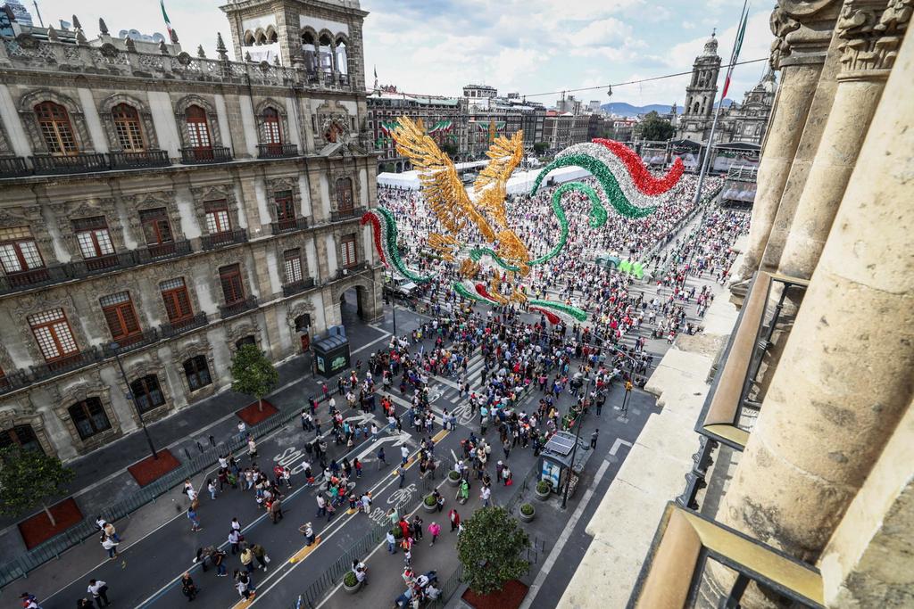 En la plancha de la Plaza de la Constitución se ve el ir y venir de miles de personas, algunas ataviadas con vestimenta típica de las diferentes regiones del país, para festejar su origen mexicano. (EL UNIVERSAL)