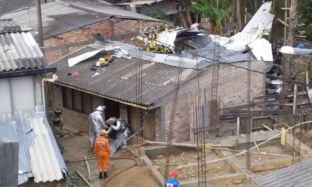 Una avioneta se estrelló el domingo en una zona residencial de la capital del departamento colombiano de Cauca, con un saldo de por lo menos siete muertos. (AGENCIAS)