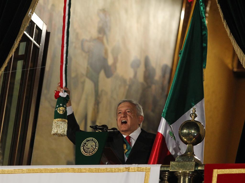 Al balcón presidencial López Obrador salió solo, ante más de 80 mil personas reunidas en el Zócalo. (EFE)