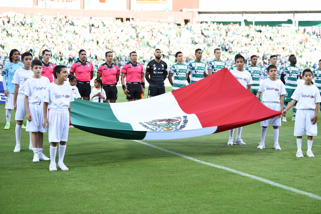 Previo al arranque del partido en el Estadio Corona, el himno nacional mexicano fue entonado por todos los presentes.