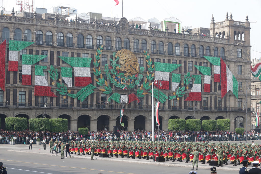 En el Zócalo capitalino comenzó a las 11:00 de la mañana el Desfile Militar por el 209 aniversario del inicio de la lucha por la Independencia de México, que está encabezado por la Guardia Nacional y en el que participarán 12 mil 492 elementos. (NOTIMEX)