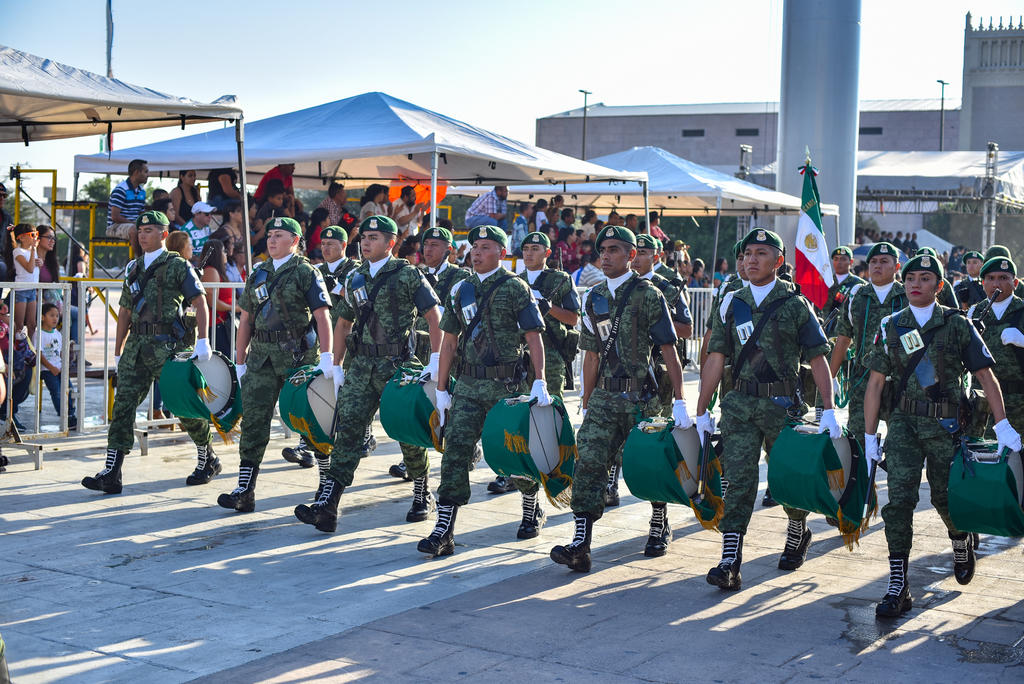 Se llevó a cabo este lunes en Torreón el tradicional desfile cívico y militar. (ERNESTO RAMÍREZ)