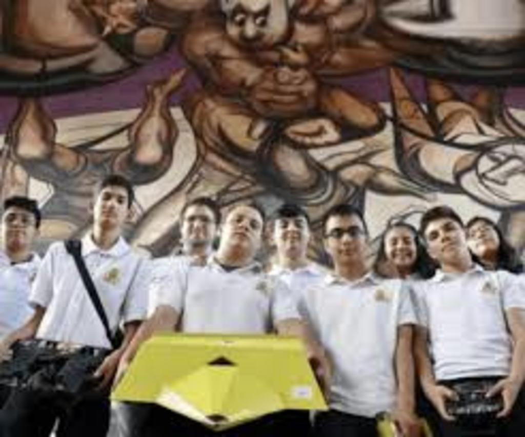 Estudiantes del Centro de Bachillerato Tecnológico Agropecuario (CBTA) No. 90 de Ciudad Cuauhtémoc, Chihuahua, obtuvieron el segundo lugar en la categoría de 220 libras y el tercer lugar en la categoría de 30 libras, durante el certamen internacional Guerra de Robots 2019. (ESPECIAL)