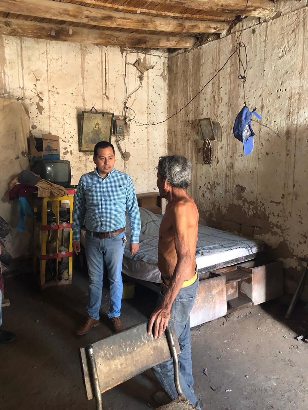 El director de Desarrollo Social del Municipio, Juan José Carrillo Aldaba visitó algunas comunidades rurales. (EL SIGLO DE TORREÒN / MA. ELENA HOLGUÍN)