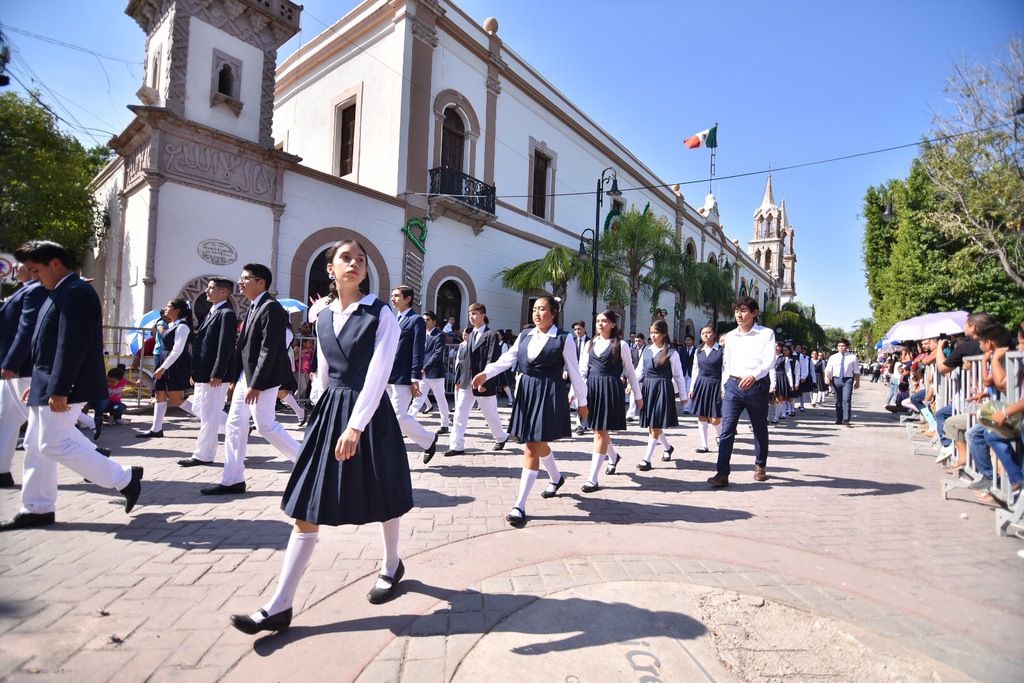 Estudiantes formaron parte del desfile cívico militar que se desarrolló ayer en Lerdo. (EL SIGLO DE TORREÓN/ERNESTO RAMÍREZ)