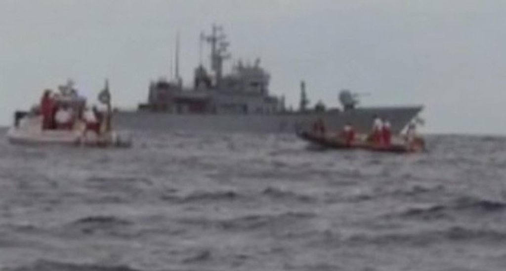 Según la acusación, las autoridades tardaron cinco horas en socorrer el barco en el que viajaban unos 480 inmigrantes. (ARCHIVO)