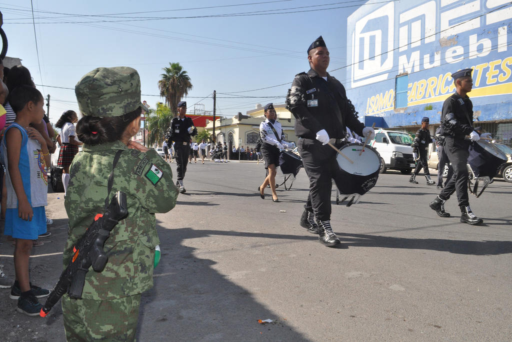 Conmemoración. Con la participación de miles de ciudadanos gomezpalatinos, se realizó este lunes el Desfile Cívico Militar por la Independencia de México. (EL SIGLO DE TORREÓN)